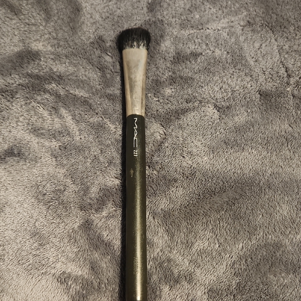 MAC Cosmetics 227 Professional Makeup Brush - Black